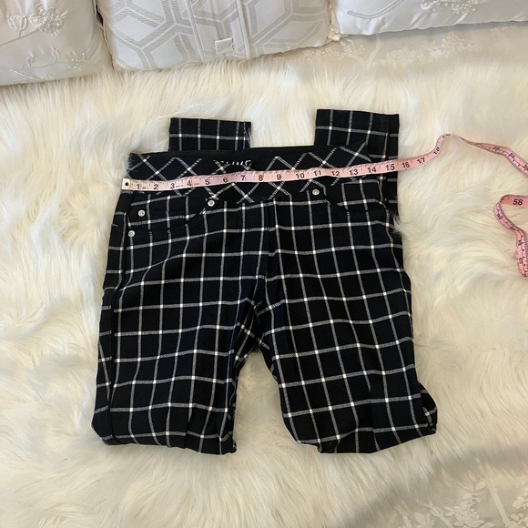 NWOT Black & White Nygard Luxe Slims Jegging Jean - Picture 8 of 11